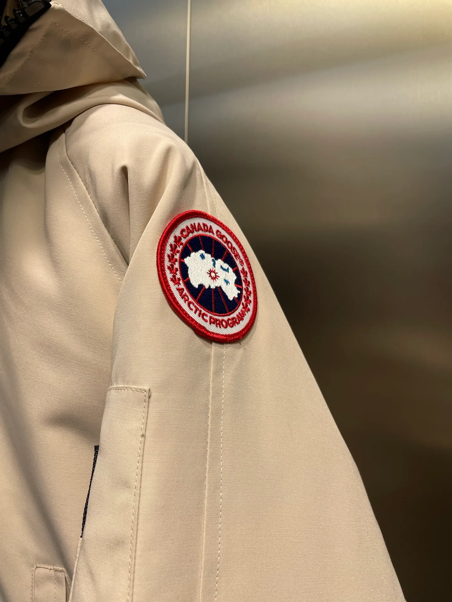 P780 high-end version Canada Goose Canada Goose #Chilliwack 7999M bomber jacket short down jacket/01 model #Men and Women Same Style# ➖ Genuine synchronous anti-counterfeiting chip sensor! ➖ Imported 21S polyester-cotton blended original fabric [last year’s 16S/18S hard fabrics have been completely eliminated, this year all use 21S genuine synchronous fabrics, the soft mid-strap feels delicate and textured], genuine synchronous Feather-Light 10D waterproof coating fabric, made of 84.5 polyester fiber and 15.5 cotton, 100% the best feel in the entire network! ➖ The genuine official website is synchronized with the national standard 80 white duck down, you can check the official website customer service, there will never be a series of misleading claims such as 90 down or goose down! ➖ Using the best nylon lining with double double-layer sealing design, velvet-proof No. 7 needle + grid-filled down ready-made garments, there is 100% no so-called velvet running! ➖ The cuffs are designed with thickened seamless threads, and the collar and pockets are lined with top-quality polar fleece to keep you warm and comfortable! ➖ Yoshida YKK provides original custom-made electroplated sliders. YKK two-way lockable zippers are tight and smooth and will not peel off paint! ➖ 3M composite guarantees that the Velcro is the same as the original, durable, and all accessories and hardware are custom-made! ➖ Imported BEHRINGER embroidery machine to customize the 10,000-needle embroidery logo, 98% of which can be reproduced to restore the original logo. You can check and compare on the official website! ➖ The fur collars are all made of large pieces of Western Canadian blue wolf hide, ensuring that each fur collar is 13-15cm wide!   Size:XS-XXL